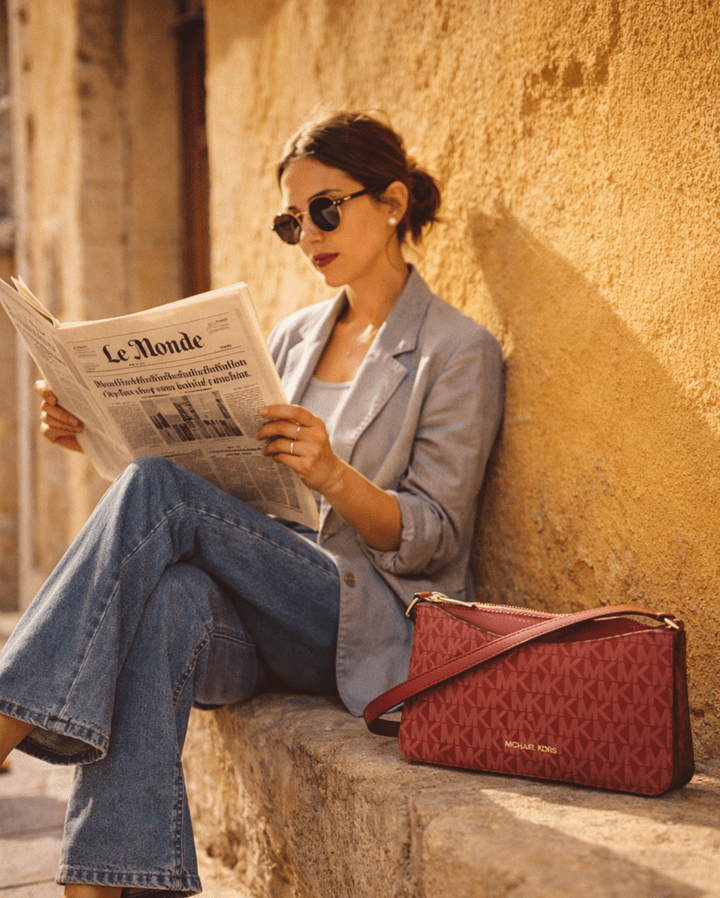 “Persona usando leyendo con un bolso de marca en estilo de vida diario”